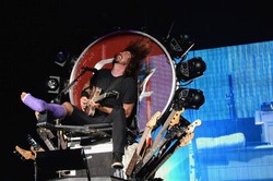 Dave Grohl gra o tron? Nie, gra na tronie!