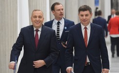 PO ma trzy pytania do PiS - o ojca Rydzyka, dopłaty dla rolników i list gończy za Berczyńskim