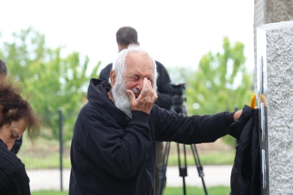 Potresne scene kod spomenika 