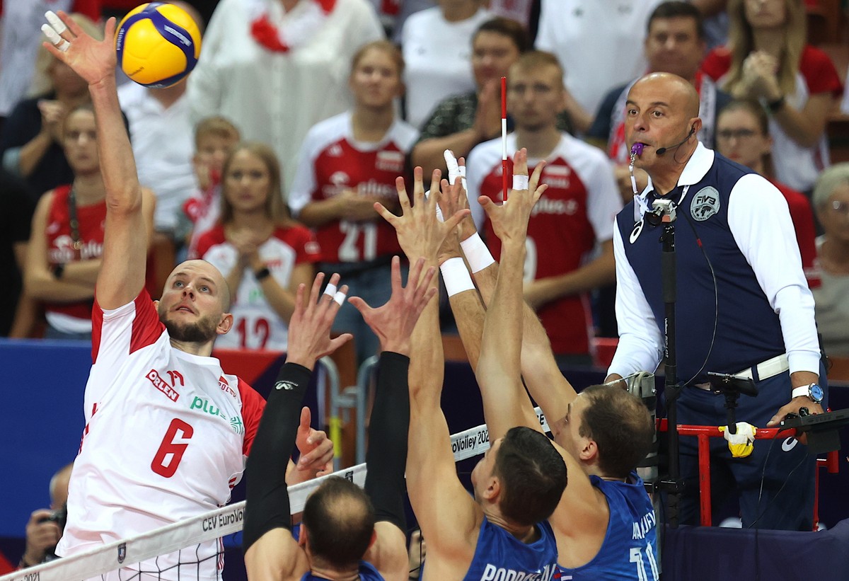 Bartosz Kurek (L) podczas meczu z Serbią o brązowy medal mistrzostw Europy siatkarzy w Katowicach
