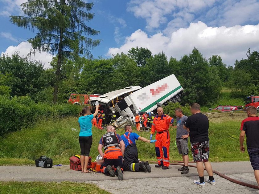 Wypadek autokaru z dziećmi. Wielu rannych