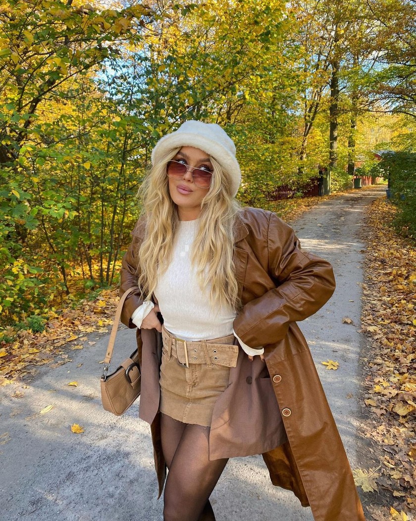Angelica Blick (30 ans), star suédoise d’Instagram, pose avec un manteau en cuir tendance. 