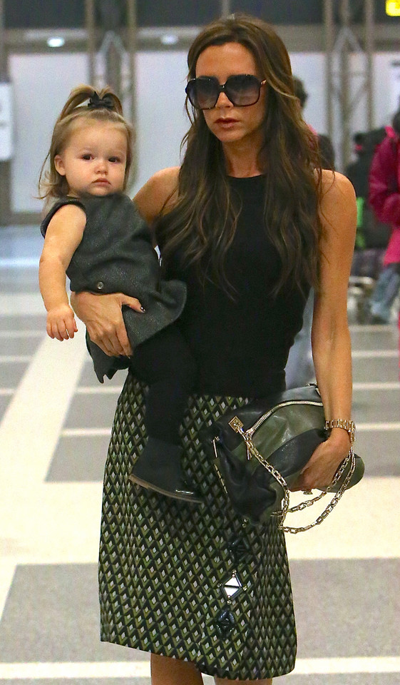 Seksowna mama Victoria Beckham z córeczką na lotnisku - jaka ona słodka!