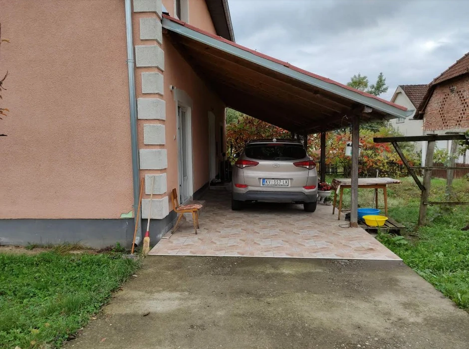 Kuča  u Godačici u kojoj je unuk ubio babu