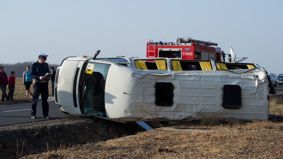 Dramatyczny wypadek busa z młodzieżą