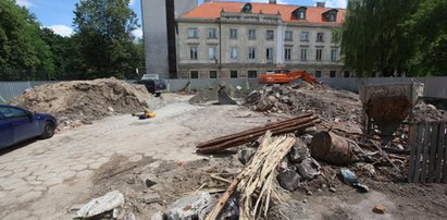 Szok! Prezydent Warszawy oddała działkę z powstańczą mogiłą