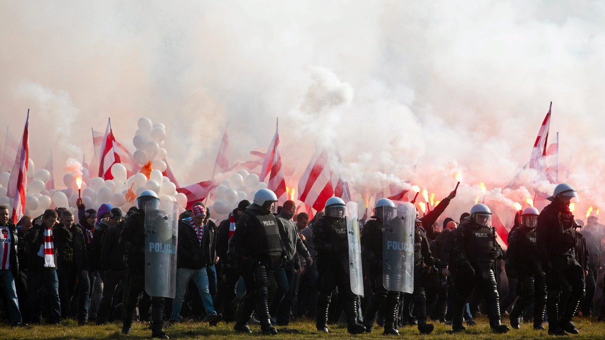 W najbliższą niedzielę odbędą się już 188. derby Krakowa. Do "świętej wojny" szykuje się jak zwykle policja, która będzie zabezpieczać okolice stadionu, a także krakowskie osiedla. Policja ostrzega, że kibole mogą wnieść na stadion Cracovii stare telefony, który zamierzają rzucać po trybunach.