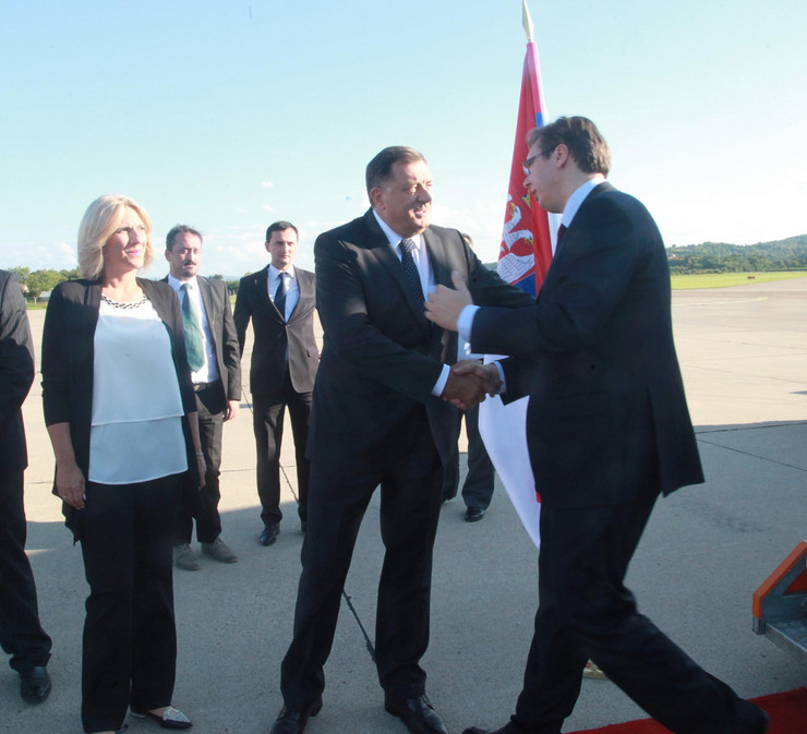 Doček: Aleksandra Vučića su na aerodromu Mahovljani dočekali Milorad Dodik i Željka Cvijanović