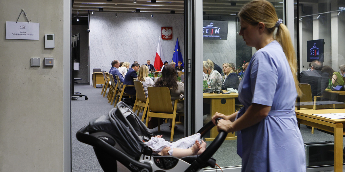 Posłanki nie mają urlopów macierzyńskich. Przychodzenie z dzieckiem do pracy to często konieczność.