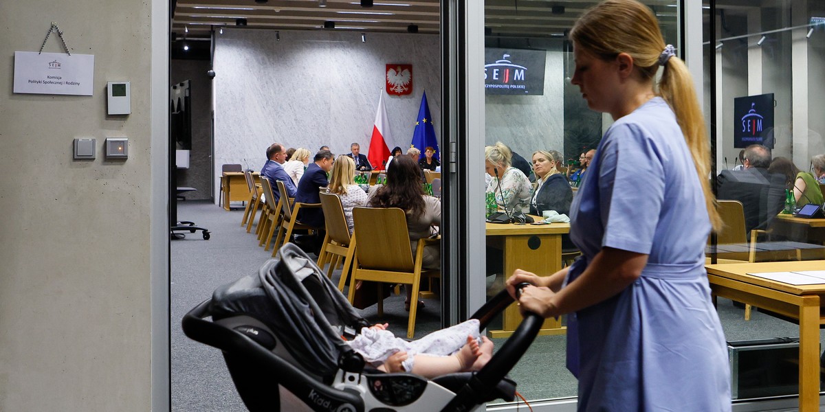 Posłanki nie mają urlopów macierzyńskich. Przychodzenie z dzieckiem do pracy to często konieczność.