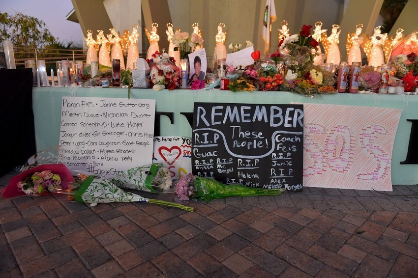 Sveće i poruke za žrtve masakra