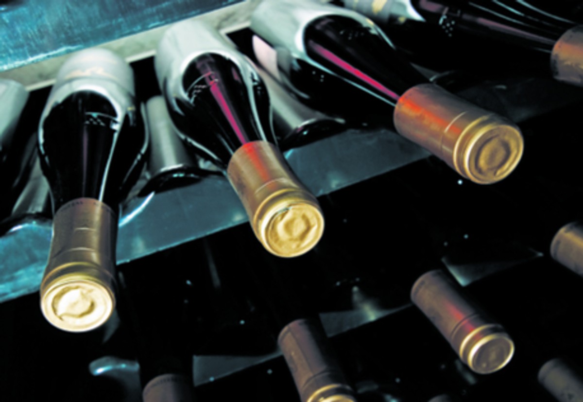 Wino butelkowane jest droższe od tego w beczkach Shutterstock