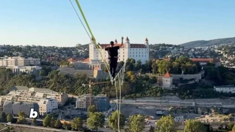 Estónsky slackliner Jaan Roose v Bratislave.