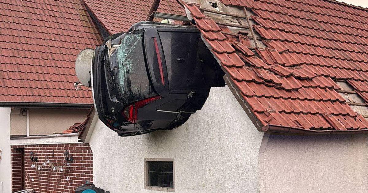 Zaskakujący wypadek w Niemczech. Samochód wbił się w dach stodoły