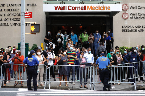 epa08604529 A large crowd of people out front of New York Presbyterian Hospital to see US President Donald J. Trump's motorcade in New York, New York, USA, 14 August 2020. President Trump was here to visit his younger brother, Robert Trump, 72, who according to the White House is seriously ill. President Trump was not transported in the the traditional 'Beast' Limousine. EPA/Peter Foley Dostawca: PAP/EPA.