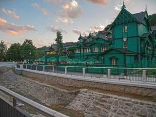 Krynica-Zdrój. Nowoczesne ośrodki, sanatoria i hotele są spadkobiercami dawnego zdrojowiska i jego ciekawych tradycji.