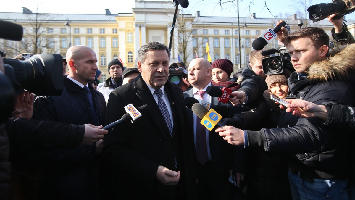 Wicepremier, minister gospodarki Janusz Piechociński ponowił zaproszenie, jakie wystosował do protestujących rolników. Przed kancelarią premiera przebywa grupa ok. 30 rolników, którzy spędzili tam noc.