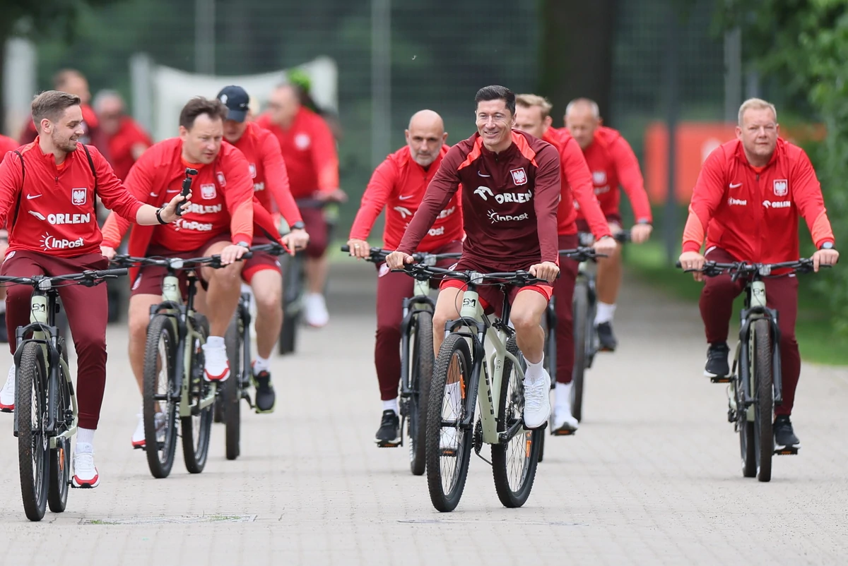  Euro 2024. Polscy piłkarze na trening dotarli rowerami. Lewandowski ćwiczył z zespołem