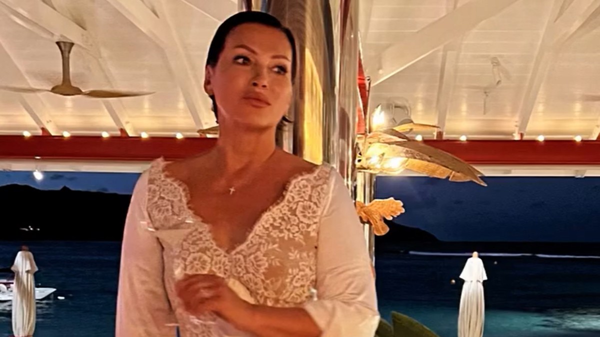 NIKO NE MOŽE DA VERUJE KOLIKO NINA BADRIĆ IMA GODINA Pozira usred restorana u beloj svilenoj haljini sa čipkom: Ostavila sve bez daha Kép