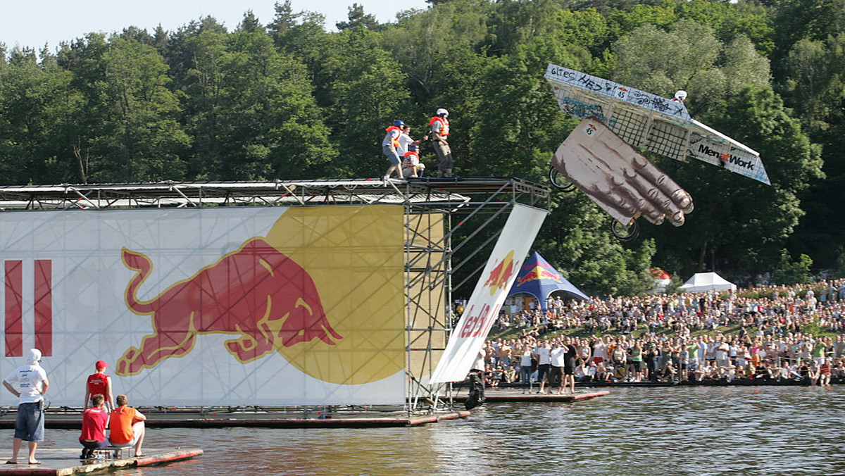 16 sierpnia konstruktorzy niezwykłych maszyn latających zmierzą się w Gdyni podczas 5. Konkursu Lotów Red Bull w Polsce. Każdy będzie chciał polecieć swoim wehikułem jak najdalej, tak jak wszyscy, których marzenia od setek lat wypełniają wizje o człowieku podróżującym w przestworzach…