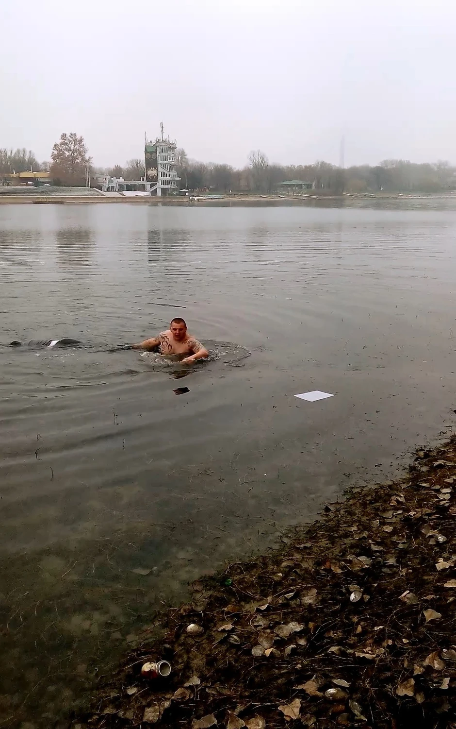 Radnik je odmah uskočio u Savsko jezero