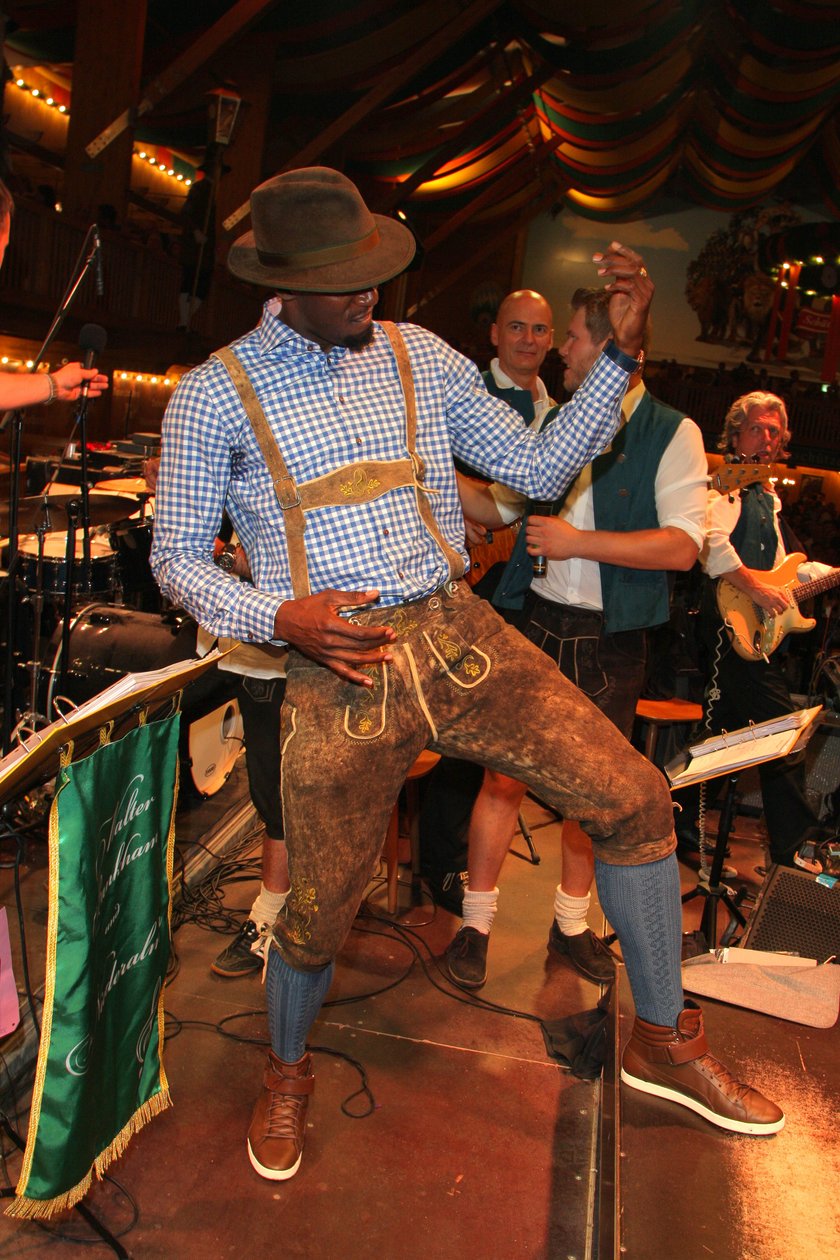 Hektolitry piwa i tłumy seksownych kobiet! Tak Usain Bolt bawił się na Oktoberfest! GALERIA