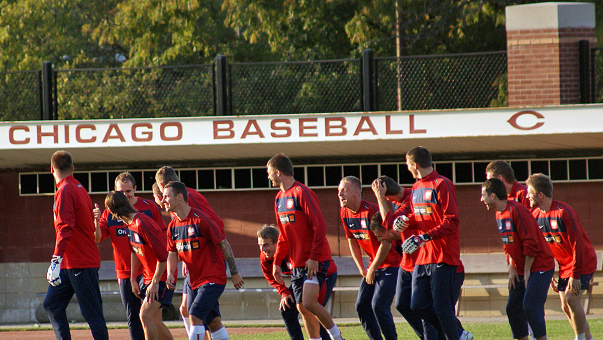 Reprezentacja trenuje w Chicago na terenach tutejszego uniwersytetu. Trzy trawiaste boiska, obok za płotem niewielki stadionik do futbolu amerykańskiego. Na wszystkich obiektach jest ciągły ruch.