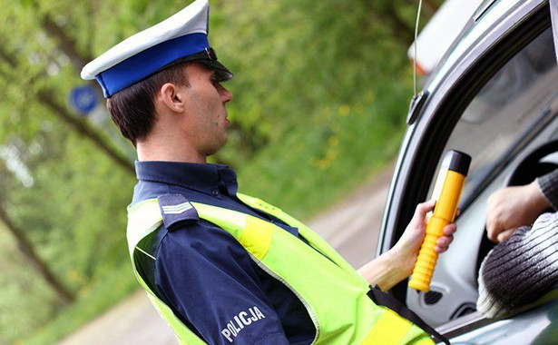 Policja nielegalnie bada trzeźwość? Minister Błaszczak odbija piłeczkę, a kierowca kompromituje patrol na WIDEO