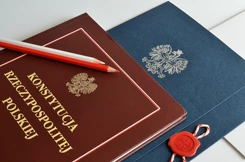 Polacy chcą, by zapis o PPK i IKE znalazł się w konstytucji. 'To efekt deficytu zaufania' [SONDAŻ DGP i RMF]