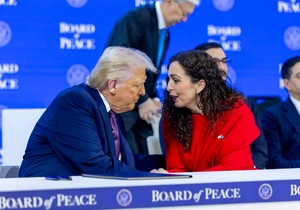 Donald Tramp i tadašnja predsednica tzv. Kosova Vjosa Osmani na ceremoniji osnivanja Odbora za mir u januaru u Davosu