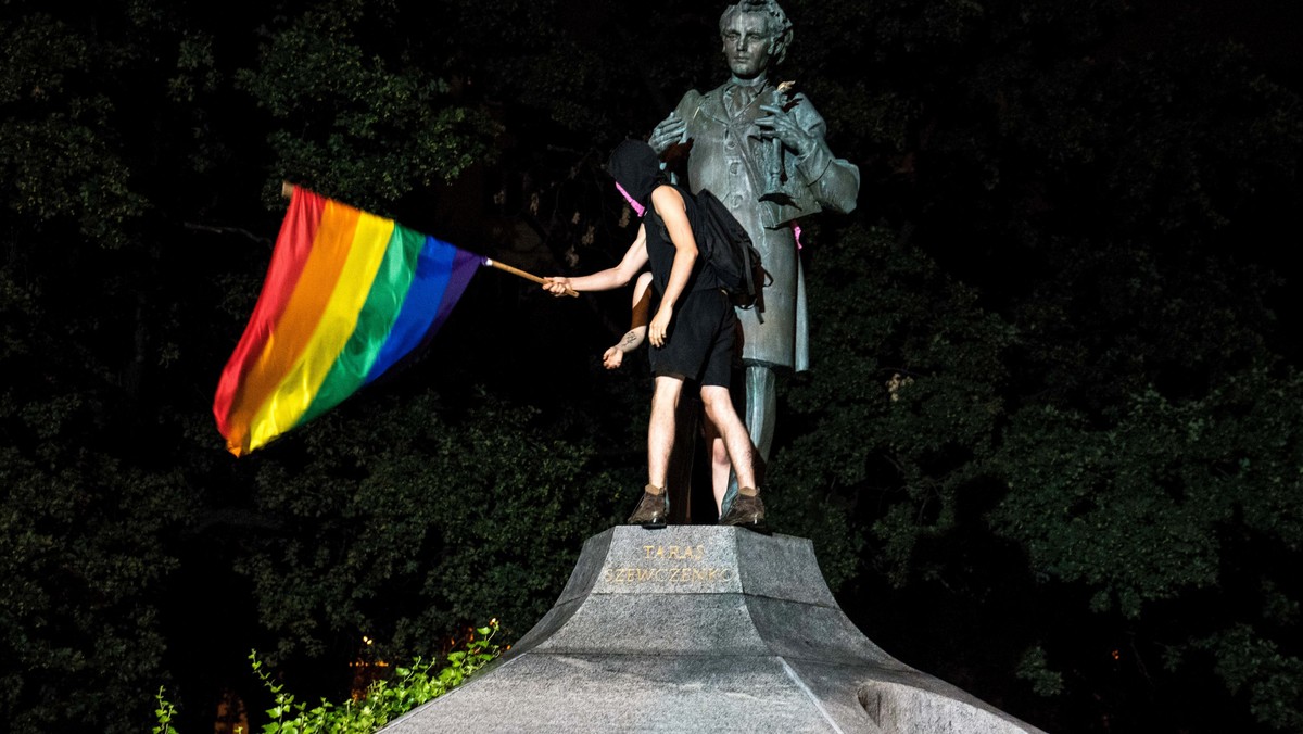 Tęczowe flagi na warszawskich pomnikach. Policja zatrzymała trzecią osobę