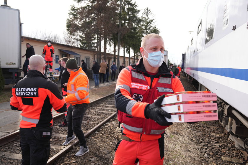 Pociąg sanitarny podczas swojego pierwszego przejazdu dowiózł na Ukrainę, do Mościsk najpotrzebniejsze rzeczy: żywność, koce i materace.