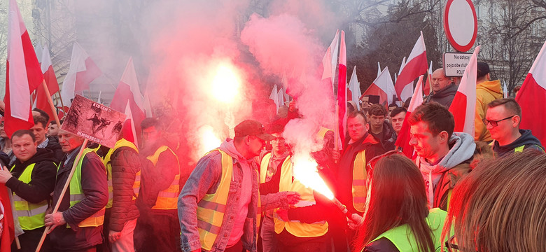 Race, gwizdy i spięcie przed Kancelarią Premiera. Tak wyglądał marsz rolników na Warszawę