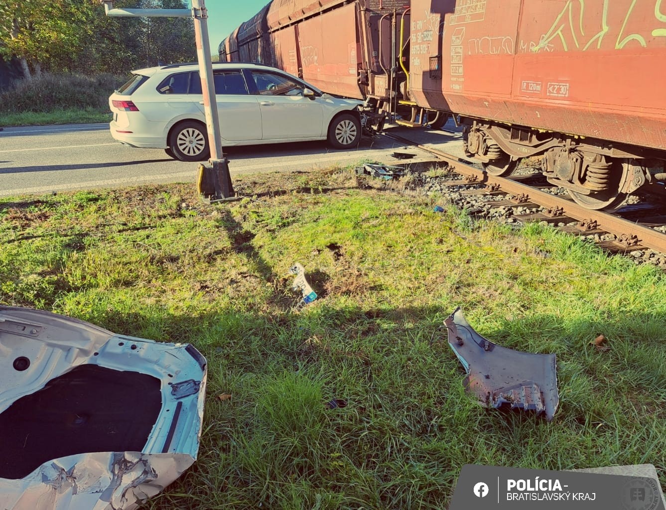 Na železničnom priecestí v Perneku v okrese Malacky došlo k zrážke vlaku a osobného auta.