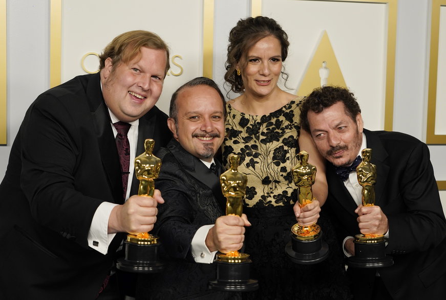 Phillip Bladh, Carlos Cortes, Michellee Couttolenc i Jaime Baksht z Oscarem za dźwięk dla filmu "Sound of Metal"