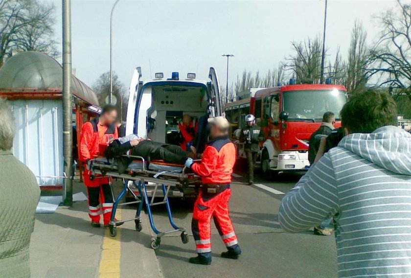 Auto zmiażdżyło przystanek! Cudem nikt nie zginął!