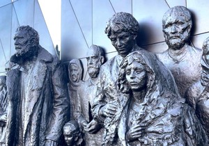 Spomen-obeležje u Sankt Peterburgu posvećeno je „sovjetskim civilima koji su pali kao žrtve nacističkog genocida" | Foto: BBC