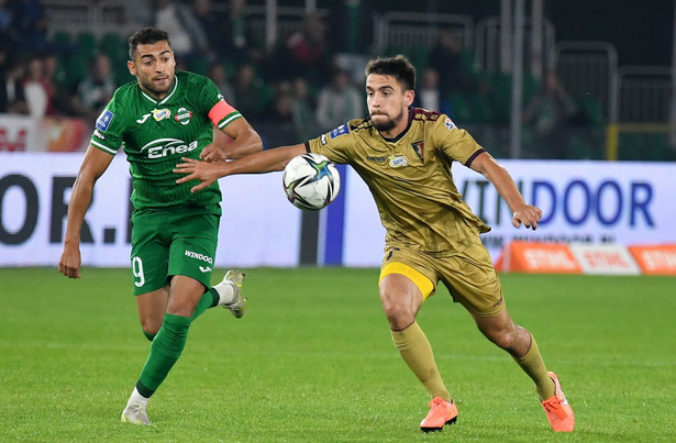 Zawodnik Radomiaka Radom Leandro (L) i Luis Mata (P) z Pogoni Szczecin podczas meczu 7. kolejki piłkarskiej Ekstraklasy