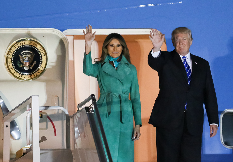 Prezydent Stanów Zjednoczonych Donald Trump z żoną Melanią na lotnisku w Warszawie