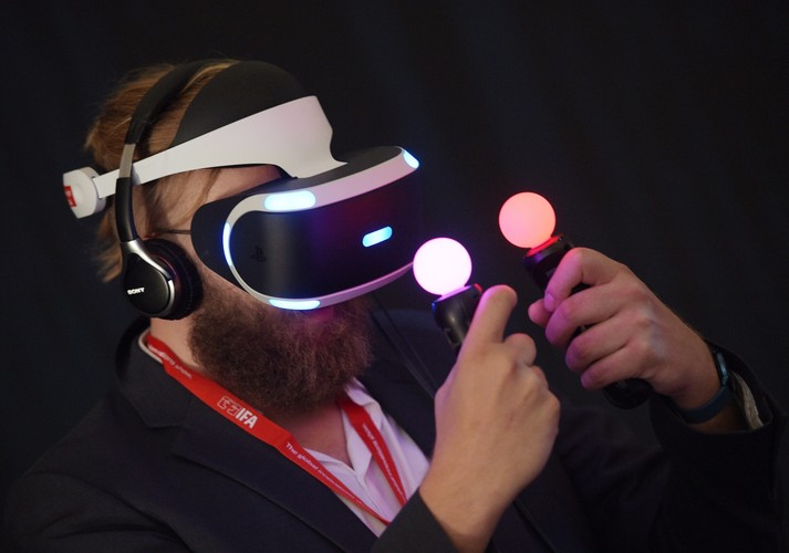 <strong>Okulary do wirtualnej gry z kontrolerami Sony Move, EPA/RAINER JENSEN Dostawca: PAP/EPA. </strong><br /><br />

Gogle VR wraz z kontrolerami Move to kolejny etap odsłony Project Morpheus, prowadzonego przez Sony. Już wkrótce gra na PlayStation może zyskać dodatkowy wymiar.  <br /><br />