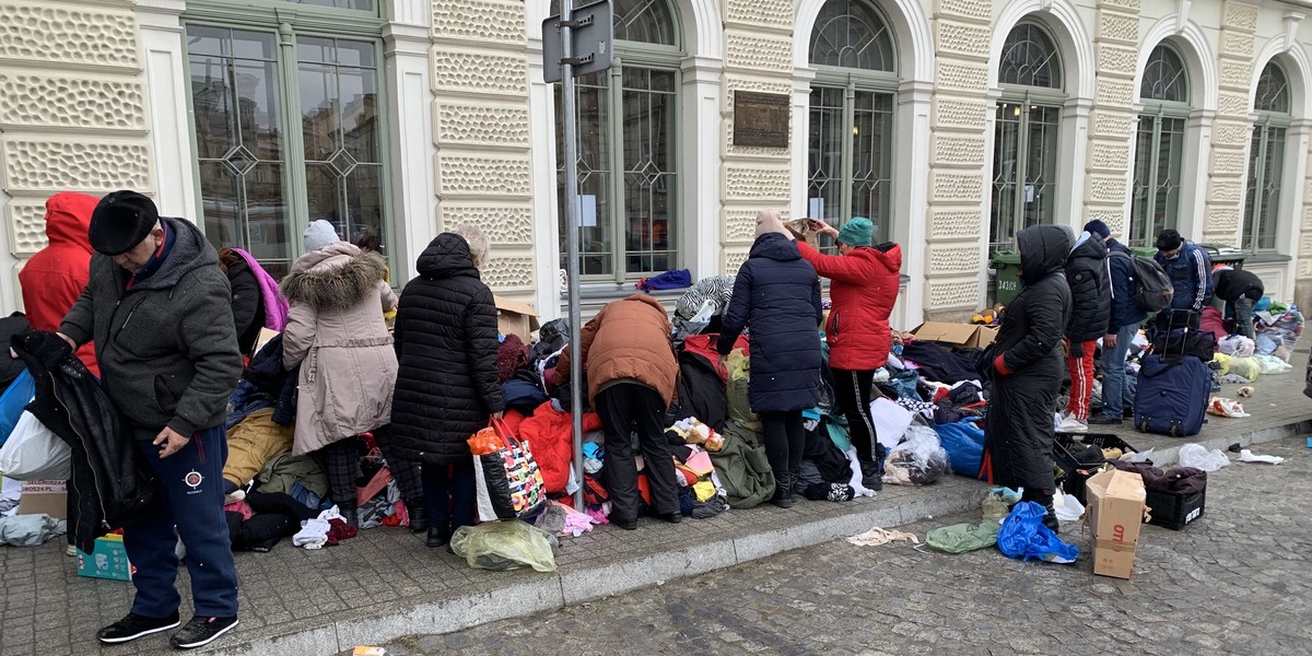 Na dworzec PKP w Przemyślu docierają pociągi z Ukrainy. Osoby, które w Polsce szukają schronienia przed wojną, są otoczone opieką