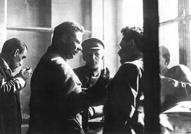 Józef Stalin i Lew Trocki (w okularach), 1925 r.