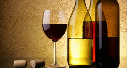 Jak otworzyć wino bez korkociągu? 5 sprawdzonych sposobów
