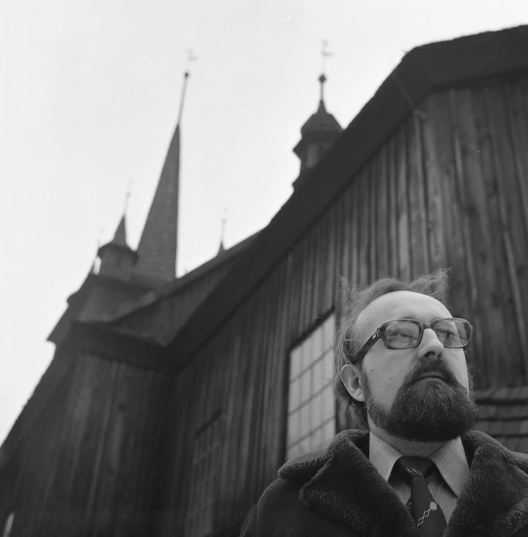 Krzysztof Penderecki przed kościołem pw. Matki Bożej Królowej Polski na Woli Justowskiej