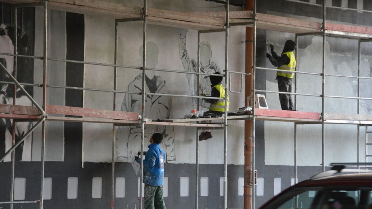 Będzie miał blisko 600 metrów kwadratowych powierzchni i stworzy go dziewięć kadrów ze znanych polskich filmów. W Warszawie powstaje właśnie pierwszy mural upamiętniający niezapomniany aktorski duet, który stworzyli Jan Himilsbach i Zdzisław Maklakiewicz.