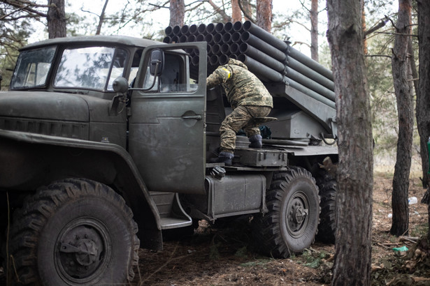 Żołnierz Sił Zbrojnych Ukrainy na wyrzutni rakietowej BM-21 Grad w pobliżu frontu w obwodzie donieckim