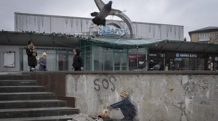 TvBoy olasz graffitiművész legújabb alkotása a Kijev közelében fekvő Bucsában január végén / Fotó: MTI/AP/Efrem Lukackij
