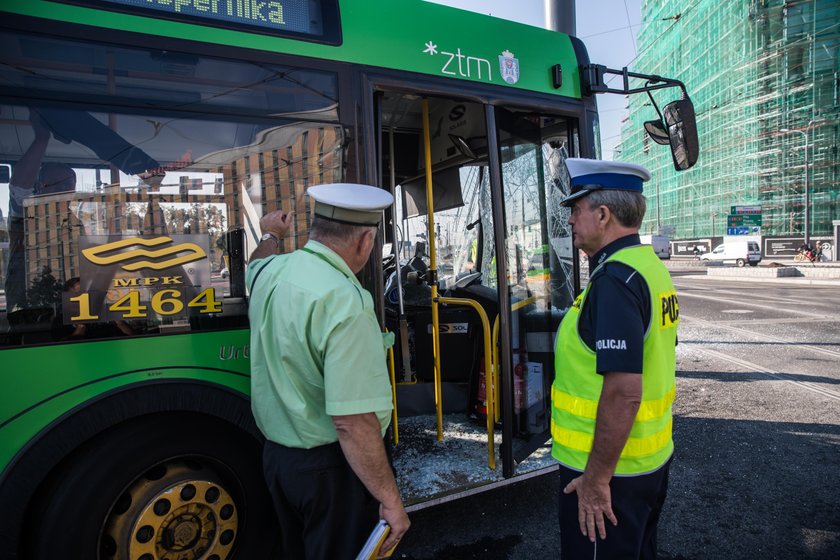 Wypadek autobusu na Rondzie Kaponiera. Są ranni