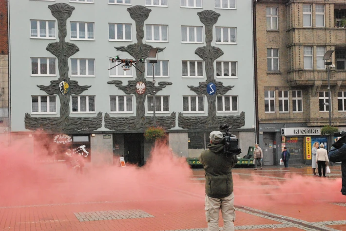 Dron badający zanieczyszczenie powietrza.