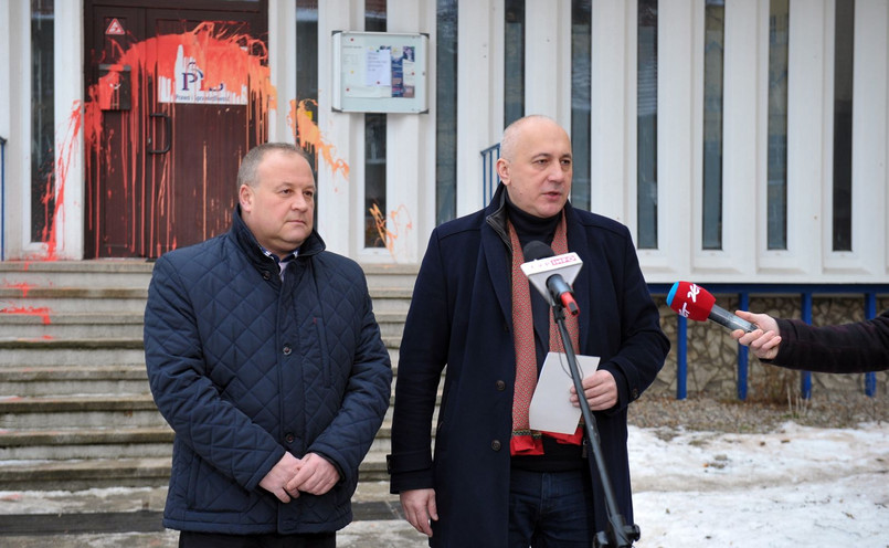 Wicemarszałek Sejmu, przewodniczący komitetu wykonawczego PiS Joachim Brudziński (P) i poseł PiS Artur Szałabawka (L) podczas konferencji prasowej nt. ataku wandalizmu na biuro poselskie Prawa i Sprawiedliwości